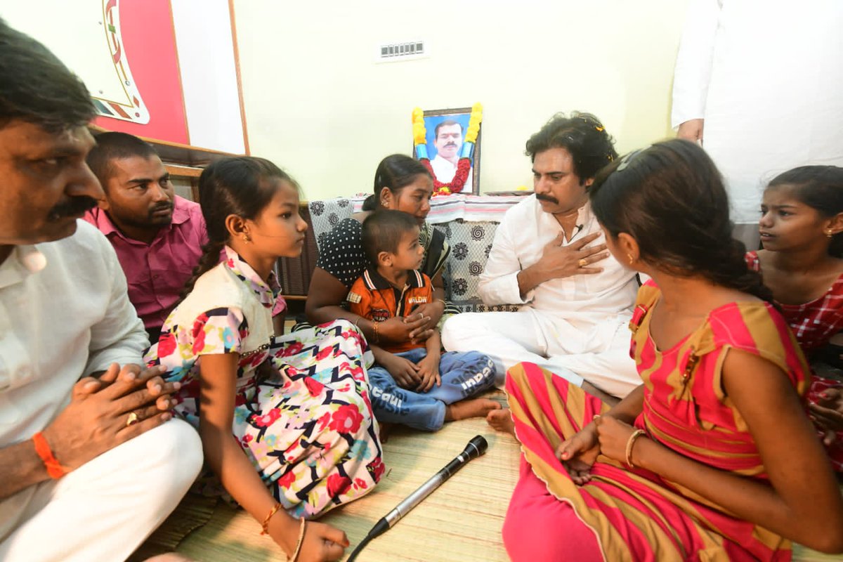 JanaSenaParty's tweet photo. అనంతపురం జిల్లా ధర్మవరం నియోజకవర్గ కేంద్రం శివనగర్ ప్రాంతానికి చెందిన కౌలు రైతు శ్రీ అన్నపురెడ్డి రాజశేఖర్ రెడ్డి ఆర్థిక ఇబ్బందులతో ఇటీవల బలవన్మరణానికి పాల్పడ్డారు. పార్టీ అధ్యక్షులు శ్రీ @PawanKalyan గారు ధర్మవరంలో శ్రీ రాజశేఖర్ రెడ్డి కుటుంబాన్ని ఆయన ఇంటికి వెళ్లి పరామర్శించారు https://t.co/4pJCJCFOR6