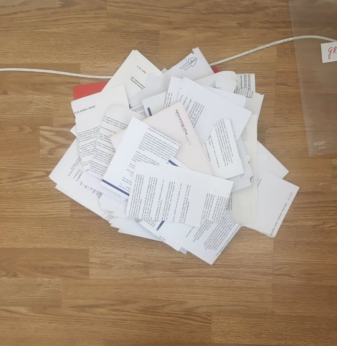 GJoolders's tweet photo. Na tien jaar maar eens alle papieren rondom mijn ontslag verscheurd! Dat waren 35 mooie jaren bij de krant. 
#ikmishet https://t.co/TfVApoxWoJ