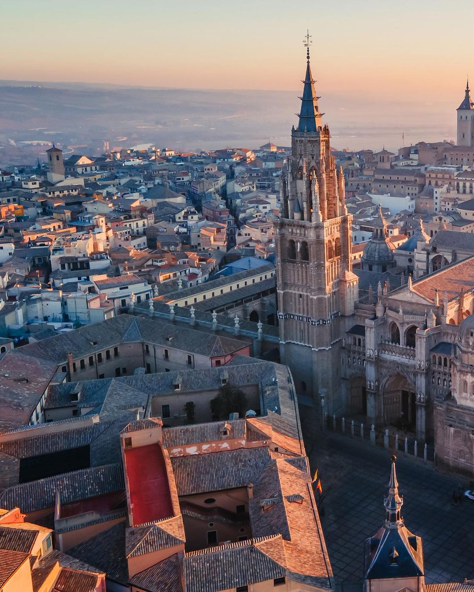 tolellect's tweet photo. Catedral y Alcázar de Toledo https://t.co/Kg5f6D8xyU