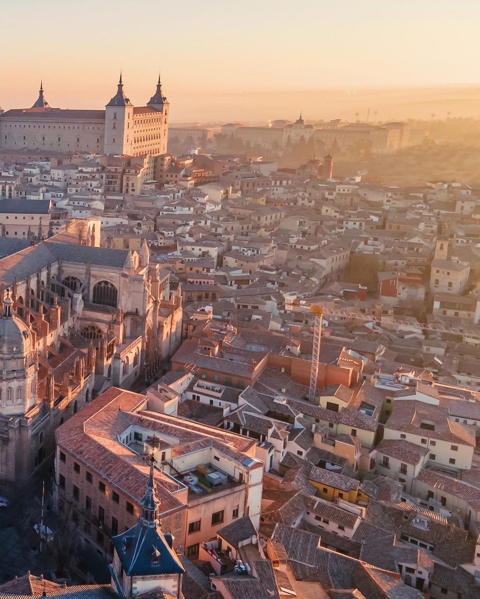 tolellect's tweet photo. Catedral y Alcázar de Toledo https://t.co/Kg5f6D8xyU