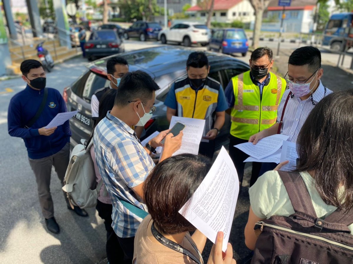 GohKietRhee's tweet photo. Bersama-sama Exco Kerja Raya YB @zairilkj meninjau pengindahan centre median jalan di Tanjung Bunga. Saya mewakili Pengarah @JKRPulauPinang, turut hadir sama JD @JKRTimurLaut @AzzamSobry https://t.co/WyqP36ucNY
