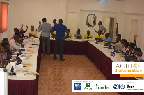 AgriterraLAC's tweet image. Haiti: 22 #ProducerOrganisations from different sectors🐟🌾🥭🍫☕️ developed skills in E-commerce 🛒📲(Facebook for Business and WhatsApp Business). 120 participants, half of them were young farmers🧑‍🌾👩‍🌾. #GrowYourBusiness #AGRIdigitalization