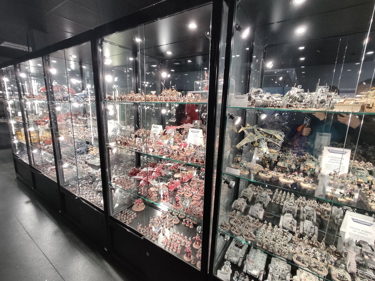 dosdieciseis's tweet photo. Ayer llegué de pasar un finde con los amigos en Warhammer World, ¡y fue un pasote! Es la tercera vez que íbamos, y sigo flipando como si fuese la primera, ¡increíble!
.
#WarhammerCommunity https://t.co/k91JbJvPeo