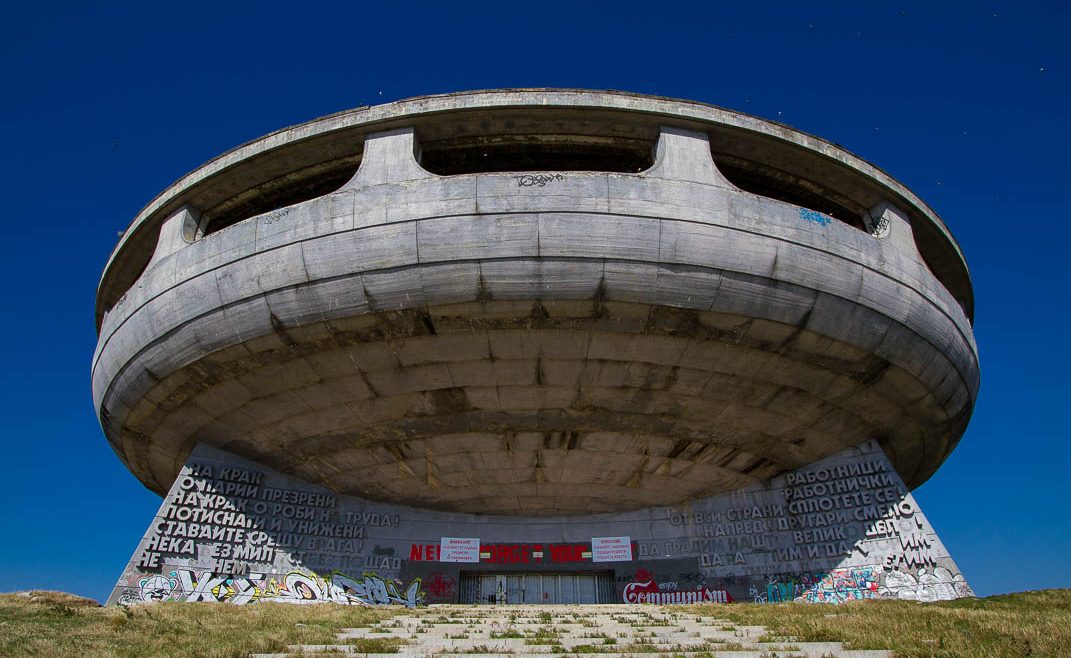 Melnikov_museum's tweet photo. #ДеньКосмонавтики
Еще одна "тарелка" приземлилас�� высоко - на вершине Балканских гор Бузлуджа. 

Дом-памятник Болгарской коммунистической партии.
Архитектор: Георгий Стоилов
1974-1981. https://t.co/YOs55LS69E