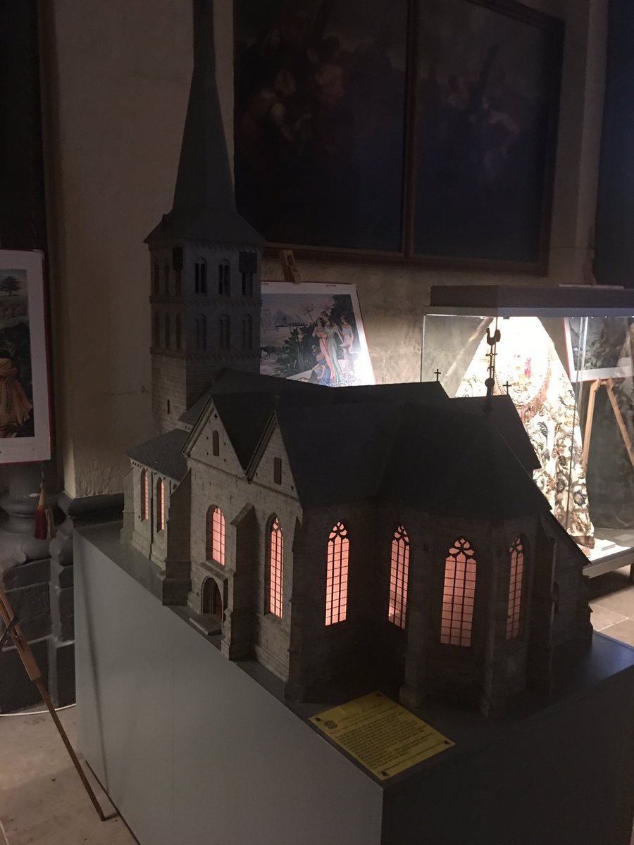 goudsekruisweg's tweet photo. In de buurt van Ootmarsum? Ga dan beslist langs de bijzondere expositie van de Goudse Kruiswegstaties in de Simon en Judaskerk. Te bezichtigen tot en met 18 april. https://t.co/fbp7d3dv7b