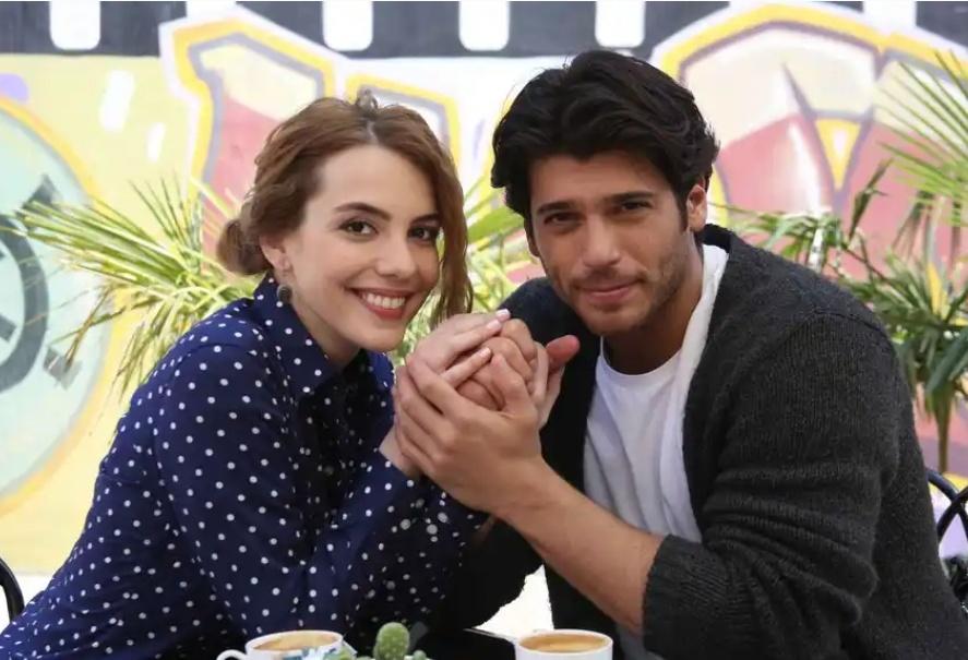 Sereyo11's tweet photo. ¡Buenos días, reinas del martes Santo! Perdón por la tardanza 🙏🏼 

Día 119. Tarık e Itır.

Quizá sea la pareja con menos carisma, pero bueno, toda experiencia es buena para aprender. Y seguro que Can aprendió mucho aquí

#CanYaman #CYChallenge #CYReto https://t.co/uleiNEwPN6