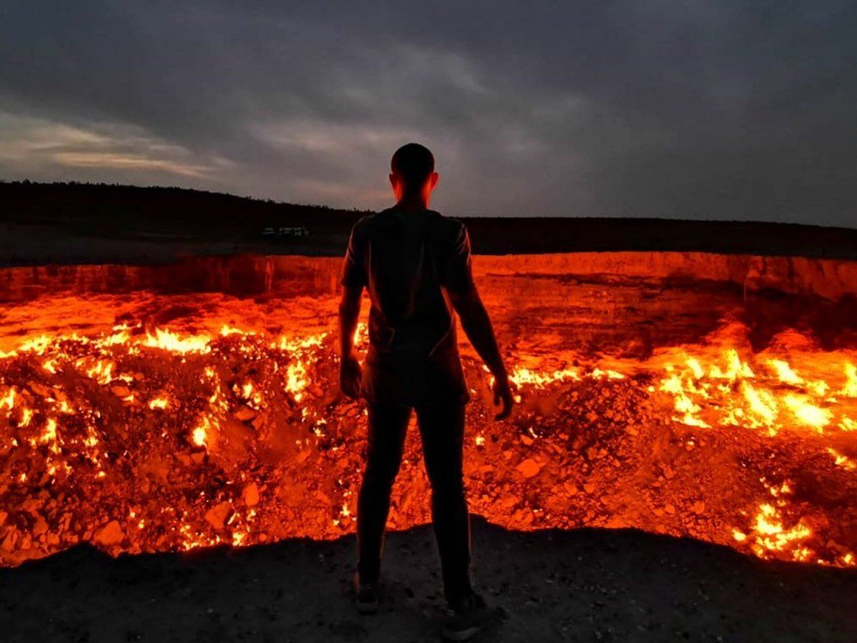 ATWinVideos's tweet photo. The Darvaza gas crater also known as the Door to Hell or Gates of Hell, is a burning natural gas field collapsed into a cavern near Darvaza, Turkmenistan.
Soviet geologists intentionally set it on fire in 1971 to prevent the spread of methane gas. https://t.co/6mNEaqb9uE