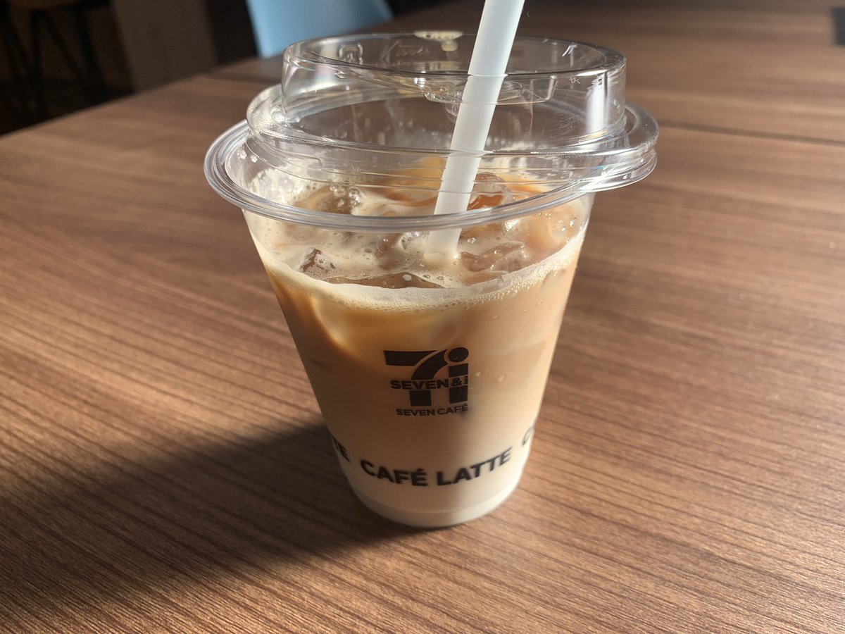 こんにちは☀️

昨日長崎は雨☔️でしたが、今日は快晴！！！最高！

暖かくなると、冷たいカフェラテを飲みたくなるこの現象は何なんでしょう？？同士はいますか？🥹

今月も半分が経とうとしてますね！
程よく息抜きしながら頑張りましょう❤️‍🔥

(蓋閉めるの難しくて開けっぱなのはご愛嬌で！笑)