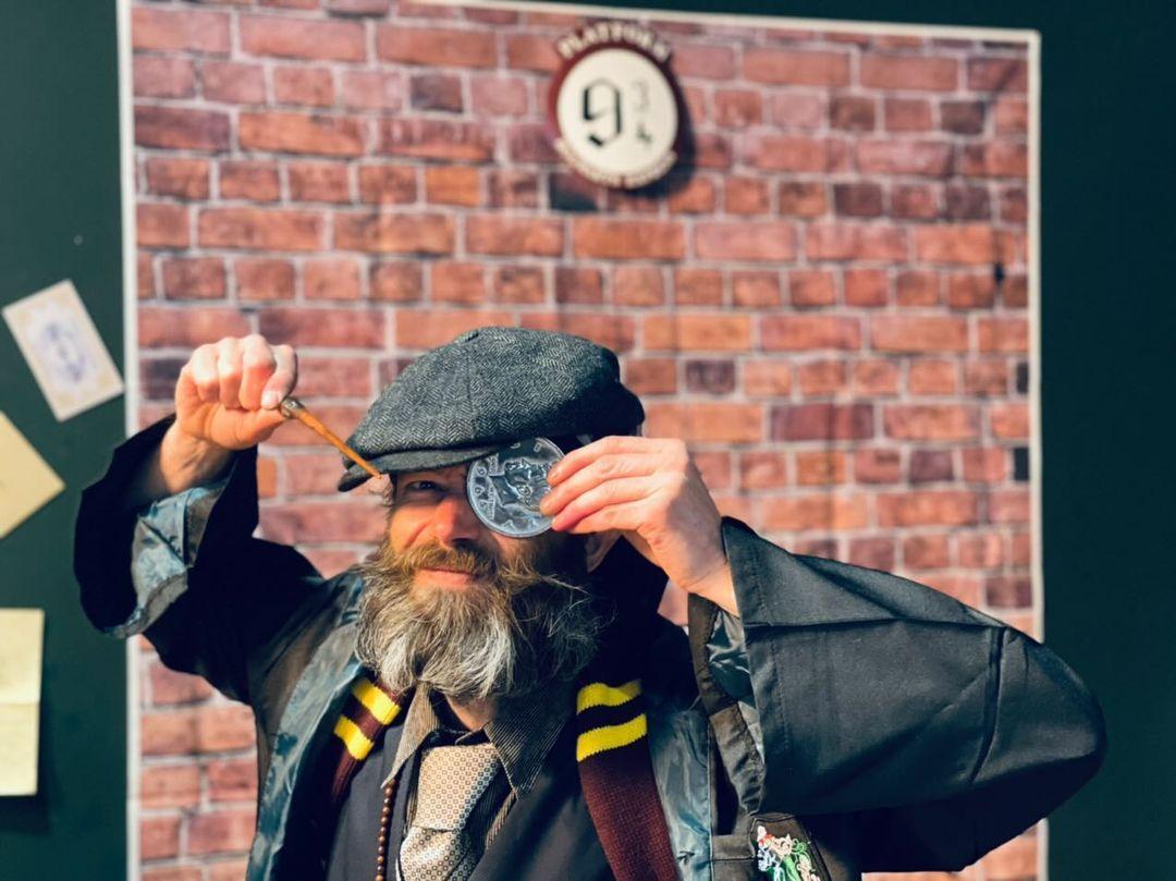 The #magic is back!
Here's me on platform 9 3/4 for the launch of dumbledore secrets at <a href="/TheLightCinema/">The Light Cinema</a> #sheffield .
Much fun was had performing my magic to the unsuspecting audience!
#magician #wizard #harrypotter #FantasticBeasts3