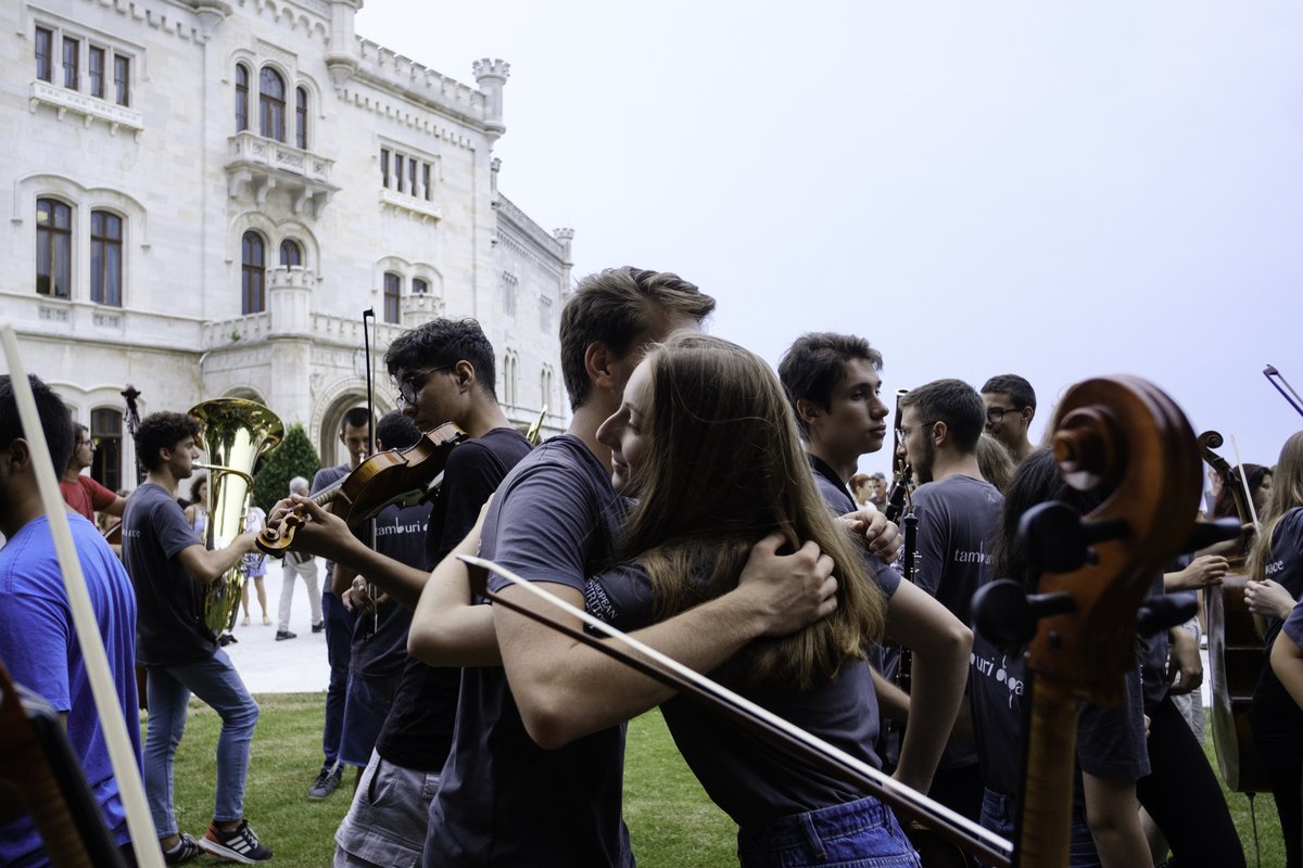 staff_M_Fedriga's tweet photo. Compiere 3️⃣0️⃣ anni e non sentirli…
Auguri all’Associazione culturale SGME e a tutti i giovani musicisti europei dell’Orchestra Sinfonica #ESYO Orchestra. 🎂🎶 https://t.co/aJlsXlKfZA