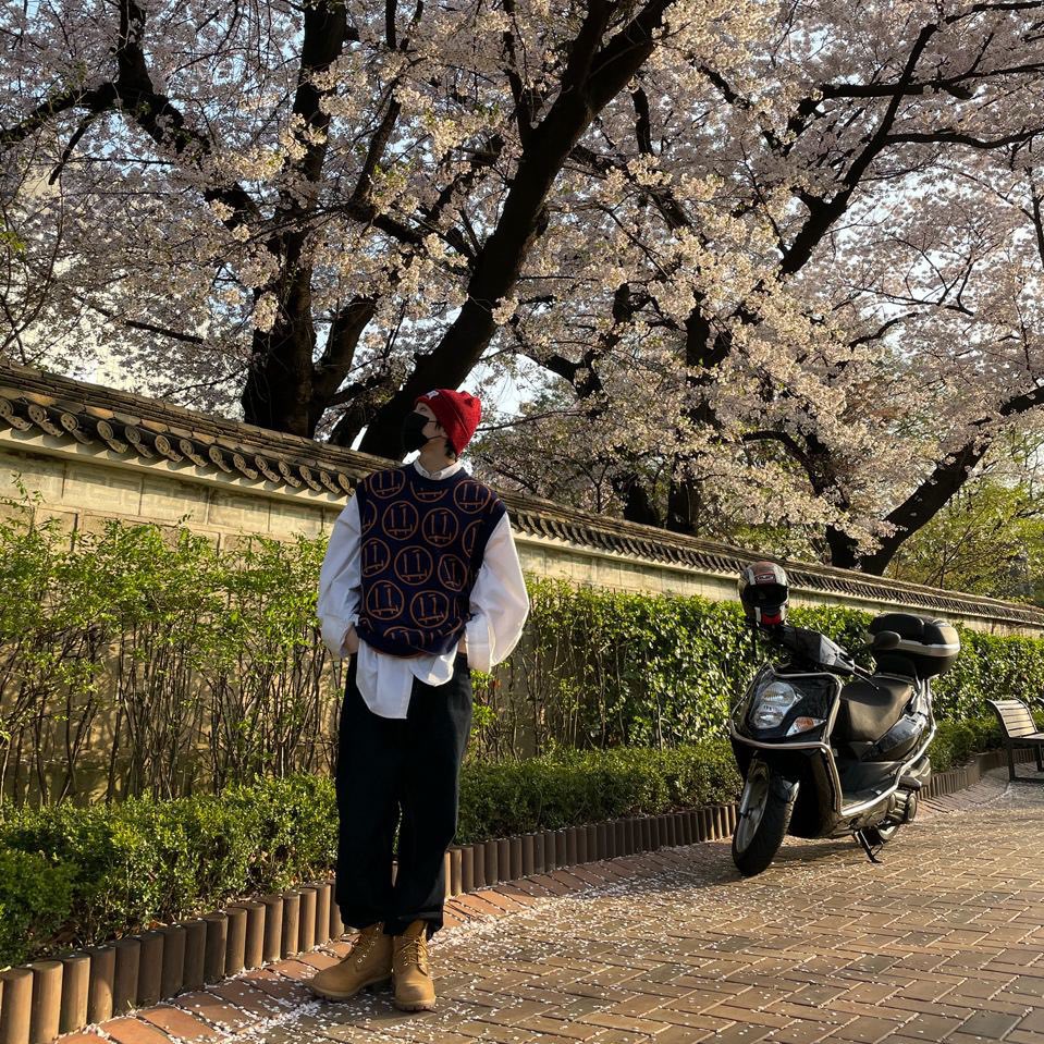 yourvalentinegr's tweet photo. แฟชั่นหิมะ vs ซากุระ ของจุนฮยอก .ᐟ https://t.co/VJq8QnMupb