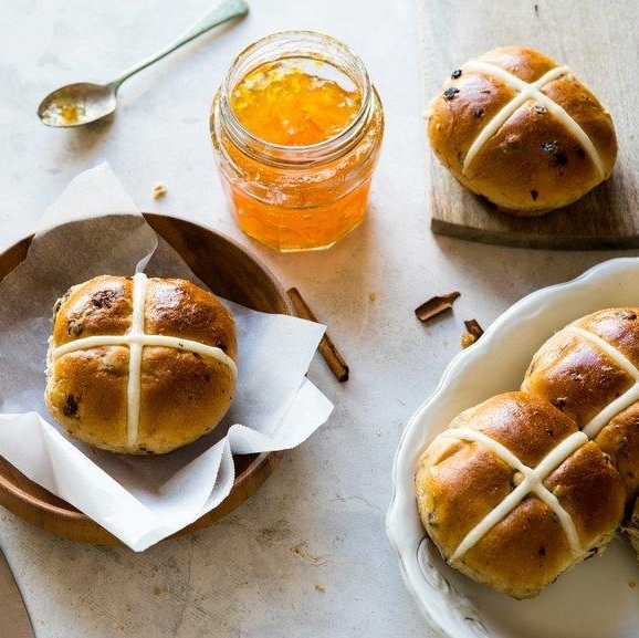 Hot cross buns are always one of the highlights of Easter.  ⁠
⁠
Get into the spirit with our classic recipe for plump and airy buns, with perfect, precise crosses. 
⁠
Click here for the full recipe: leiths.com/blog/hot-cross…
