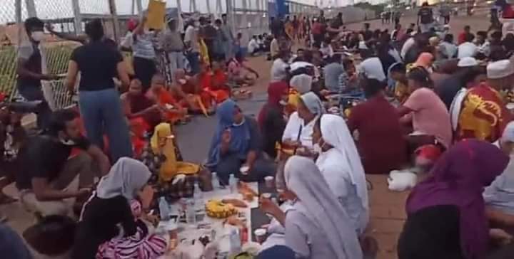 mr_demonlk's tweet photo. We are Sri Lanka ❤ 🇱🇰
#GoHomeGota #GoHomeRajapaksas #GoHomeGota2022 #ProtestLK #EconomicCrisisLK #GallfaceProtest https://t.co/16A0mw6ZIw