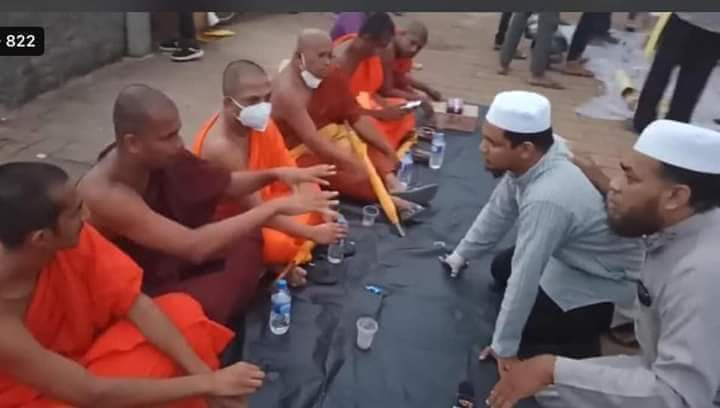 mr_demonlk's tweet photo. We are Sri Lanka ❤ 🇱🇰
#GoHomeGota #GoHomeRajapaksas #GoHomeGota2022 #ProtestLK #EconomicCrisisLK #GallfaceProtest https://t.co/16A0mw6ZIw
