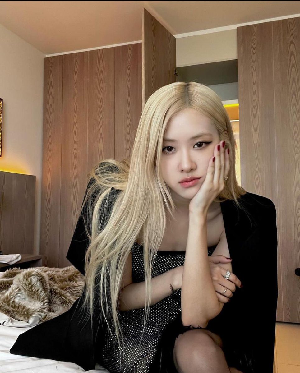 _queenalonaa's tweet photo. heii gue newbie disini ajarin dong cara main rp twitter, anw wanna be my fambest? 
#roleplayerindonesia #roleplayer #roleplayeraccount #roleplaying #roleplaynsfw https://t.co/0ahrRgLtcl
