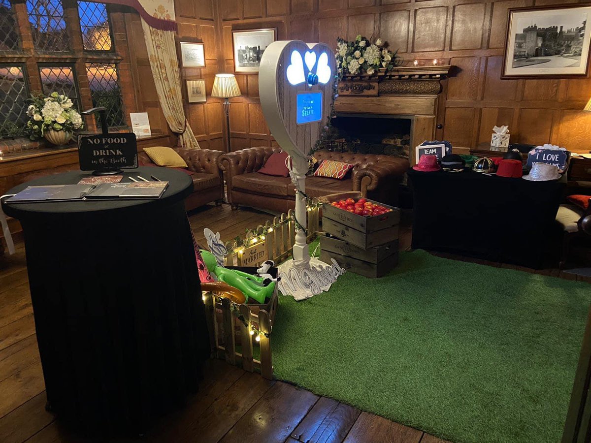 Everyone’s having a great time using the Rustic Heart #photobooth  for Jess &amp; Dan’s Wedding at this beautiful venue 🥂💗