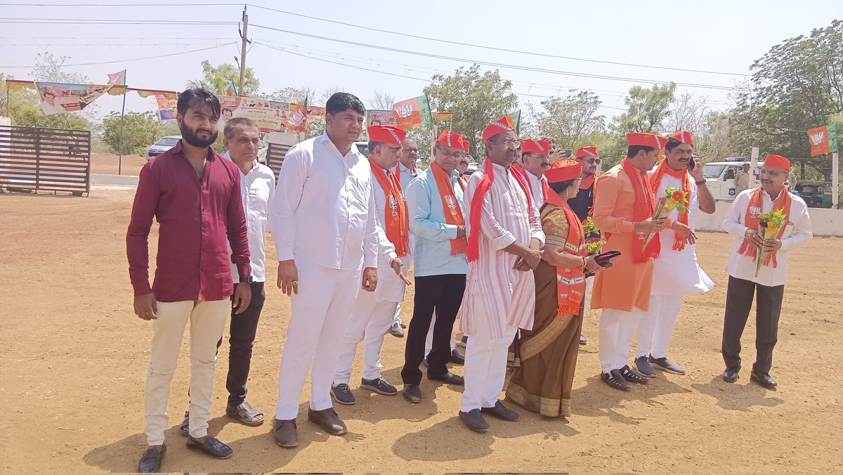 SURELADHAVALBJP's tweet photo. ભારતીય જનતા પાર્ટી ગુજરાત પ્રદેશ અધ્યક્ષશ્રી @CRPaatil જીનું સુરેન્દ્રનગર હેલિપેડ ખાતે સ્વાગત કરવામાં આવેલ.. https://t.co/F6F602nYZt