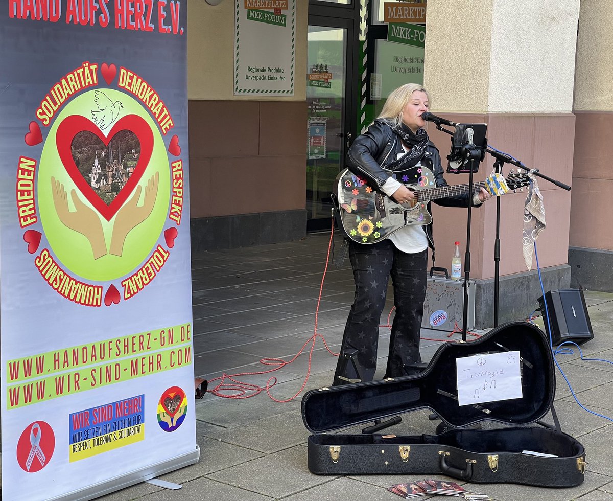 DannyJuneSmith's tweet photo. Had a quite wonderful time at yesterdays peace vigil and concert in #gelnhausen with @HandaufsHerzGN @WirSindMehr_ @Tageblatt_News #danielchrglöckner https://t.co/5Ub5P4VrB3
