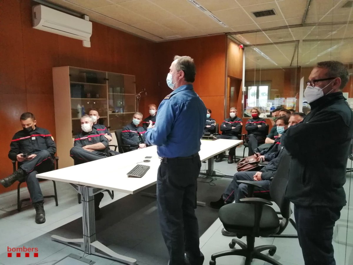 bomberscat's tweet photo. En el marc del projecte @PoctefaCOOPEREM, bombers francesos @SDIS66 han visitat les instal·lacions de la seu central #bomberscat per conèixer la gestió operativa del cos en les emergències i poder millorar la coordinació transfronterera en prevenció i gestió d’incendis forestals. https://t.co/sIXEqmerwc