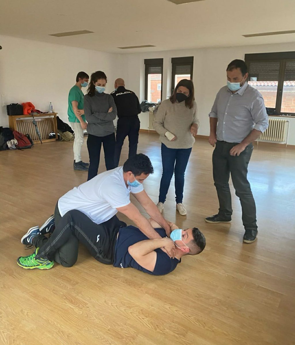 16 médicos de #Ávila reciben formación por parte de la <a href="/policia/">Policía Nacional</a> sobre autoprotección ante agresiones a personal sanitario 

El objetivo del curso es inculcar a los profesionales de la salud, cómo deben reaccionar ante una agresión física o verbal