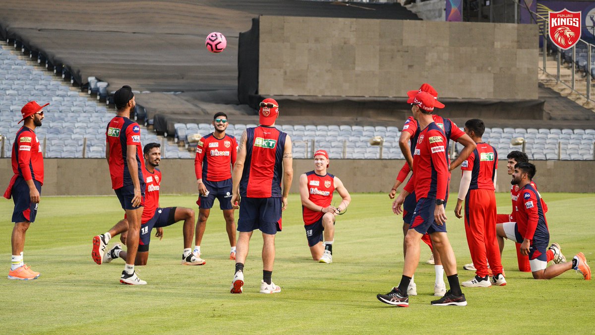 PunjabKingsIPL's tweet photo. Keeping the ⚽️ and our spirits high! 🙌 

#PunjabKings #SaddaPunjab #IPL2022 #ਸਾਡਾਪੰਜਾਬ https://t.co/NnWc6iSlHA