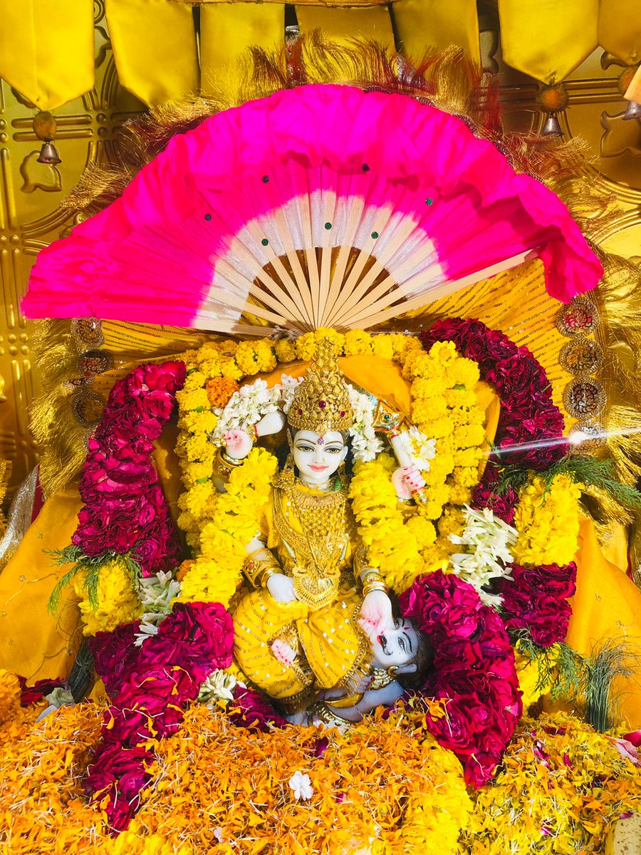 baglamukhipuja's tweet photo. यह जरूरी है कि माँ बगलामुखी का पूजन करते समय पवित्रता का विशेष ध्यान रखें। पीले वस्त्र पहनकर पीले आसन पर बैठकर ही मंत्रों का जाप करें। हल्दी की माला का ही प्रयोग करें। जप करने से पहले बगलामुखी कवच का पाठ अवश्य करें। https://t.co/FMH6YqkWRy
