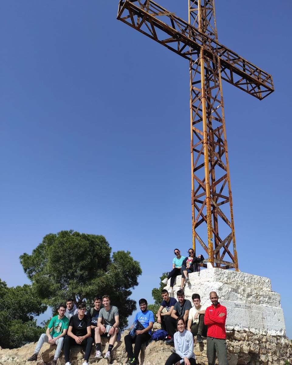 elcampico's tweet photo. Los alumnos de Grado Superior de Forestal, Administración y Marketing de ruta a la Cruz de la Muela #orihuela #cruzdelamuela #senderismo ✝️🚶🥾
📍https://t.co/J9B97BVpvY https://t.co/tV63D114Hd