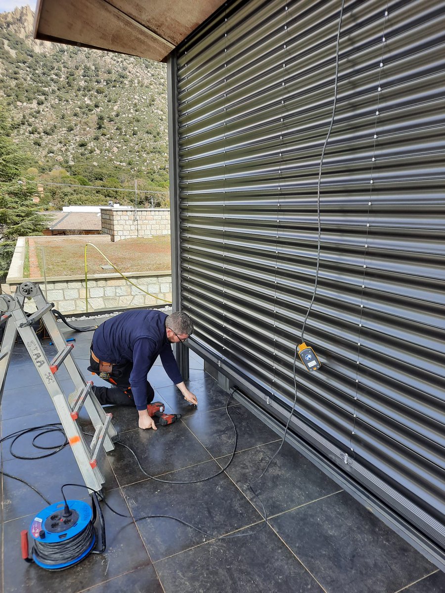 GriesserIB's tweet photo. 🔁Cambio de #tejido de #GrinotexSinus® de 4x3 en #vivienda unifamiliar en la sierra de #Madrid. Revisión de #conexiones y ajuste de #guías.
#tecnología #protecciónsolar #Griesser #inspiredbythesun #eficienciaenergética #griessersat #griesserfacilityservices #SombrahControlSolar https://t.co/pVbcZRL8Z9