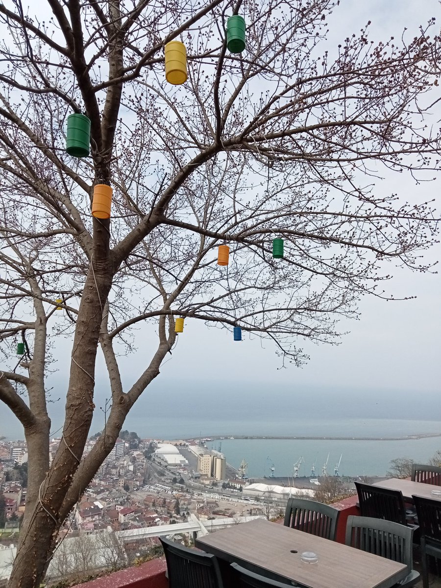 Aslında insan birine kırılmıyor ki; harcadığı vakte kırılıyor, paylaştıklarına kırılıyor, güzel duygu ve düşüncelerinin boşa çıkmasına kırılıyor. #gunaydin #salı #Ramazan