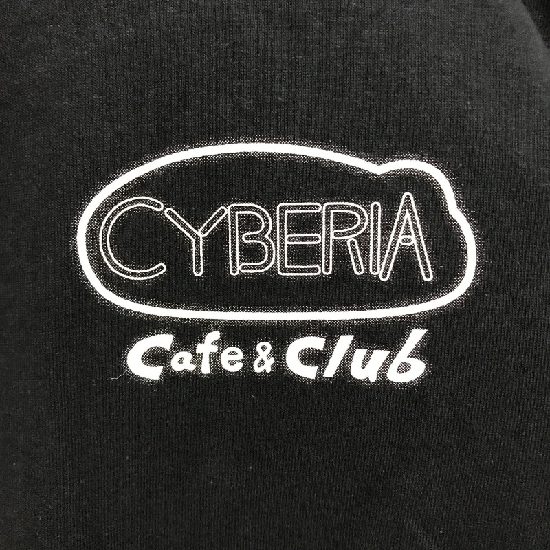 messa_store's tweet photo. 『Cyberia Layer_2』のＣＤジャケットに使用された、安倍吉俊氏による特別描き下ろしイラストと『cyberia Mix』のジャケットイラストをMIXさせ、２０年前と現在を遍在させたサイベリアをコンセプトにしたトリプルコラボのロンT。

#CCW_lain
#serialexperimentslain
#メッサストア
#messastore