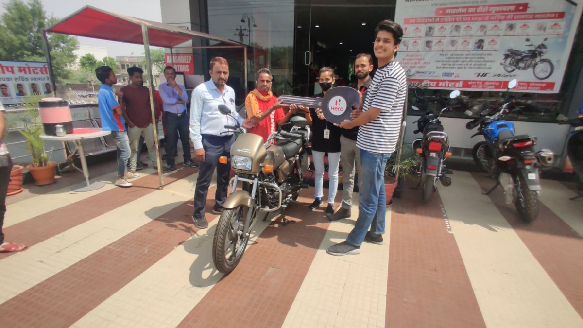 Adityaaa_Sharma's tweet photo. All thanks to you guys ❤️🙏
Delivered the bike less than 24 hours
Still people are sending money requesting them not to send 
Fundraising closed
He is very happy now 😊 https://t.co/KhQp92OmtV