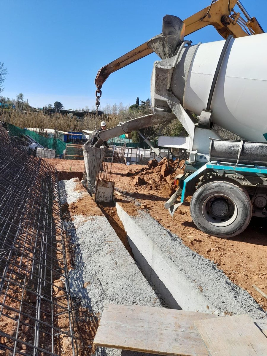 garciarierasl's tweet photo. Avancen a bon ritme les feines de fonamentació profunda de la promoció de 34 habitatges que #GARCIARIERA està executant a #Sabadell per a l’@incasolcat.
https://t.co/W8x7os3bo1
#empresaconstructora #construïmsostenibilitat #projecteresidencial #habitatgessabadell #incasol https://t.co/vVkVaRUEsA