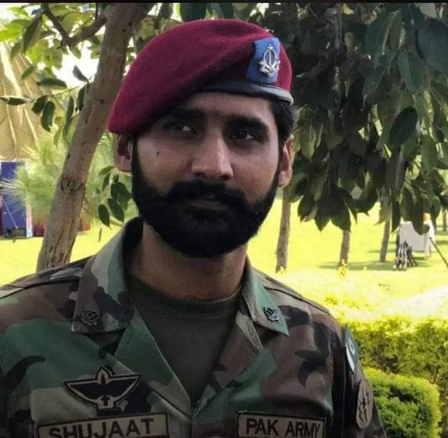 iFarhanMQureshi's tweet image. إِنَّا لِلّٰهِ وَإِنَّـا إِلَيْهِ رَاجِعونَ

#MajorShujjatChaddar of #PakistanArmy has embraced shahadat today while fighting, recieved bullet in his head at #AngoorAdda.

We&apos;ve lost a brave SSG Officer. ❤️🇵🇰

May Allah grant him the highest place in Jannat ul Firdous. آمین۔