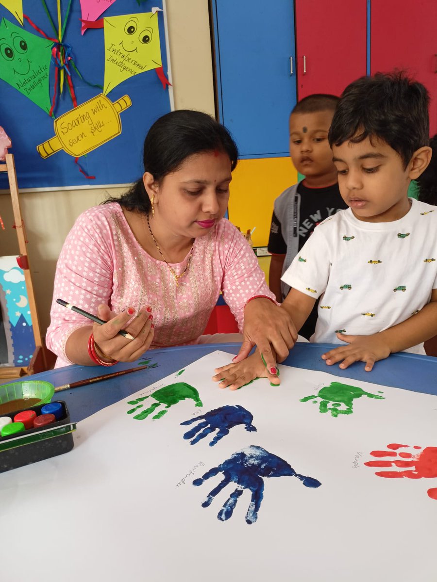 SAI_Edu_In's tweet photo. My 1st print in Playgroup
The tiny tots of Playgroup enjoyed their first ever palm-printing activity at school today. Under the supervision of their respective teachers, the students' hands were painted in various colourful paints.
#21stCenturyskills
#Creativity
#FirstActivity https://t.co/00d07ggRGJ