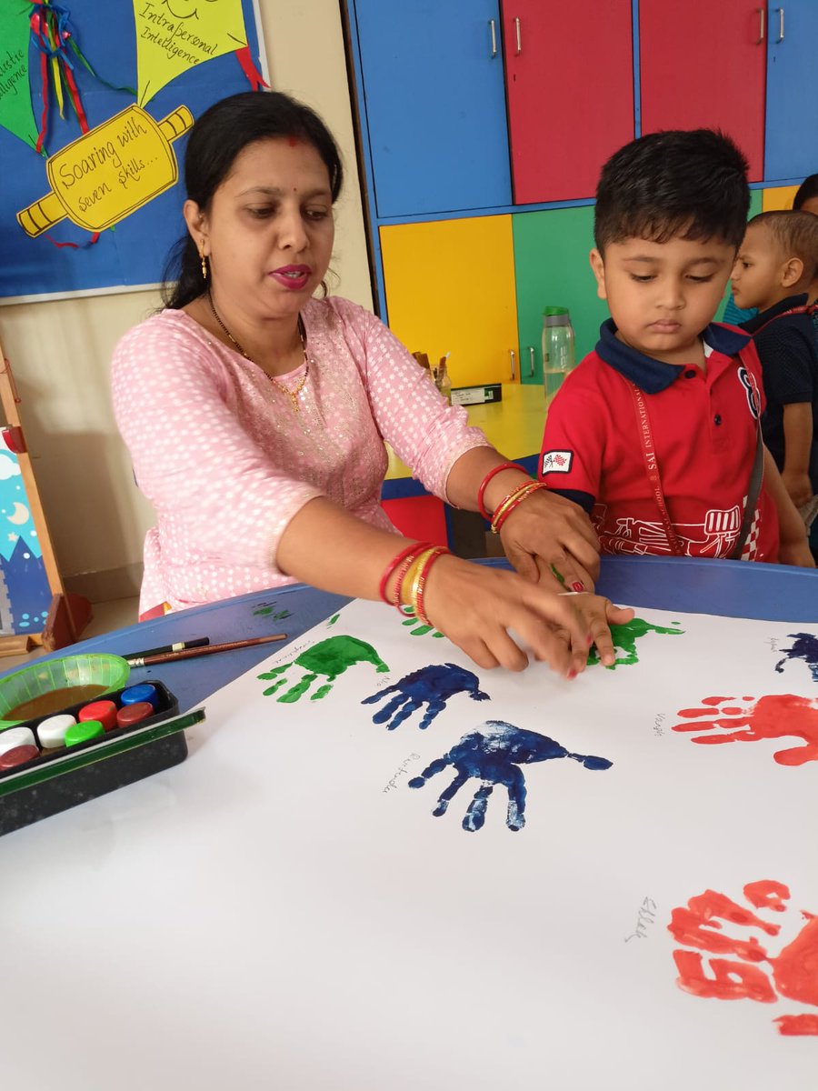 SAI_Edu_In's tweet photo. My 1st print in Playgroup
The tiny tots of Playgroup enjoyed their first ever palm-printing activity at school today. Under the supervision of their respective teachers, the students' hands were painted in various colourful paints.
#21stCenturyskills
#Creativity
#FirstActivity https://t.co/00d07ggRGJ