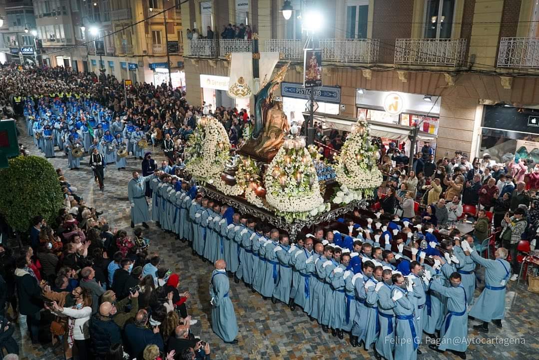 Anoche, después de 1088 días, los Marrajos volvimos a procesionar por las calles de nuestra ciudad.

Gracias a todos los que nos acompañasteis desfilando en la procesión, como espectadores en las calles o desde casa, o como promesas de la Virgen de la Piedad.