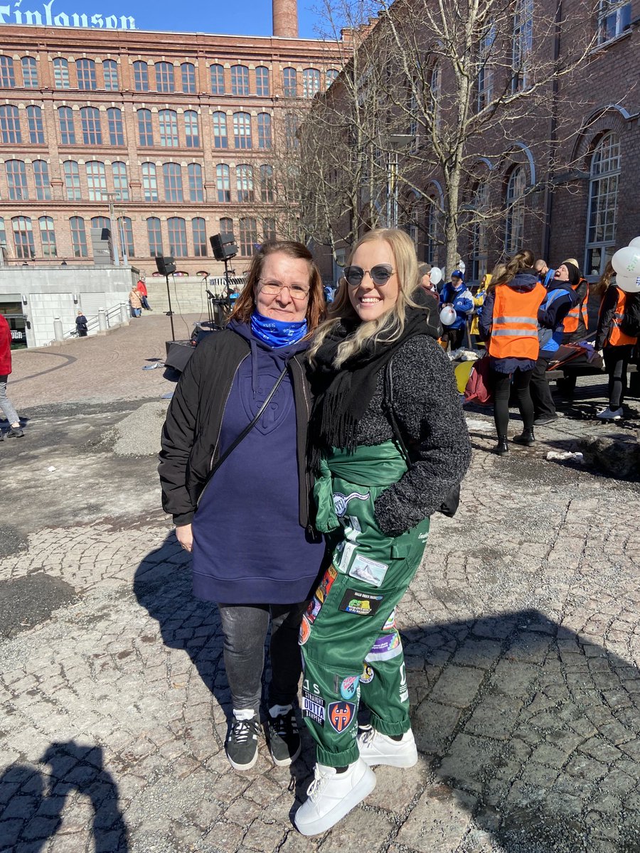 Opettajaksi opiskeleva Susanna Hietikko ja täti Anne Hietikko Frenckellin torilla Tampereella #lakko2022 valmisteluissa. #ArvoaAsiantuntijalle ⁦<a href="/oajry/">OAJ</a>⁩ #oajneuvottelee