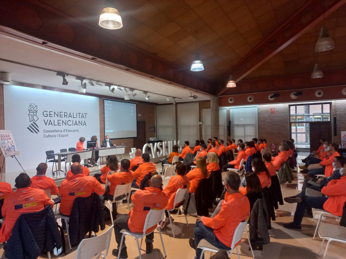 miguelsolerg's tweet image. Emotivo encuentro con el alumnado valenciano ganador de #CVskills, participante en las #SpainSkills, sus tutores y expertos. Gracias por mostrar lo mucho que ofrece la #fpvalenciana. ¡Sois un gran equipo! #FPlaPrimeraOpció