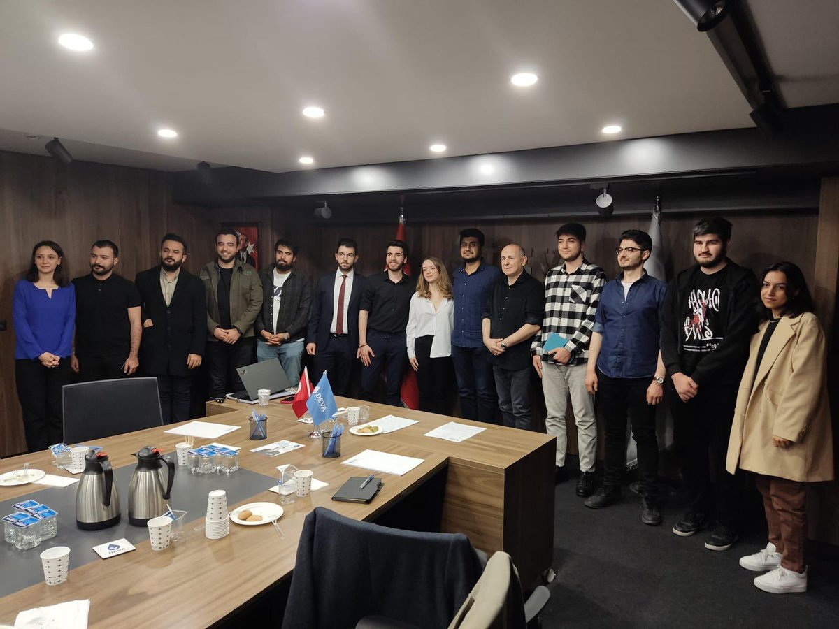 istanbuldadeva's tweet photo. #DEVAHalkta buluşmalarına devam ediyoruz! Bu ülkenin gençleri bu ülkenin sorunlarının farkında. Çözüm basit: liyakat, liyakat, liyakat.

@devapartisi @alibabacan @drerhanerol https://t.co/911MnTZBRP