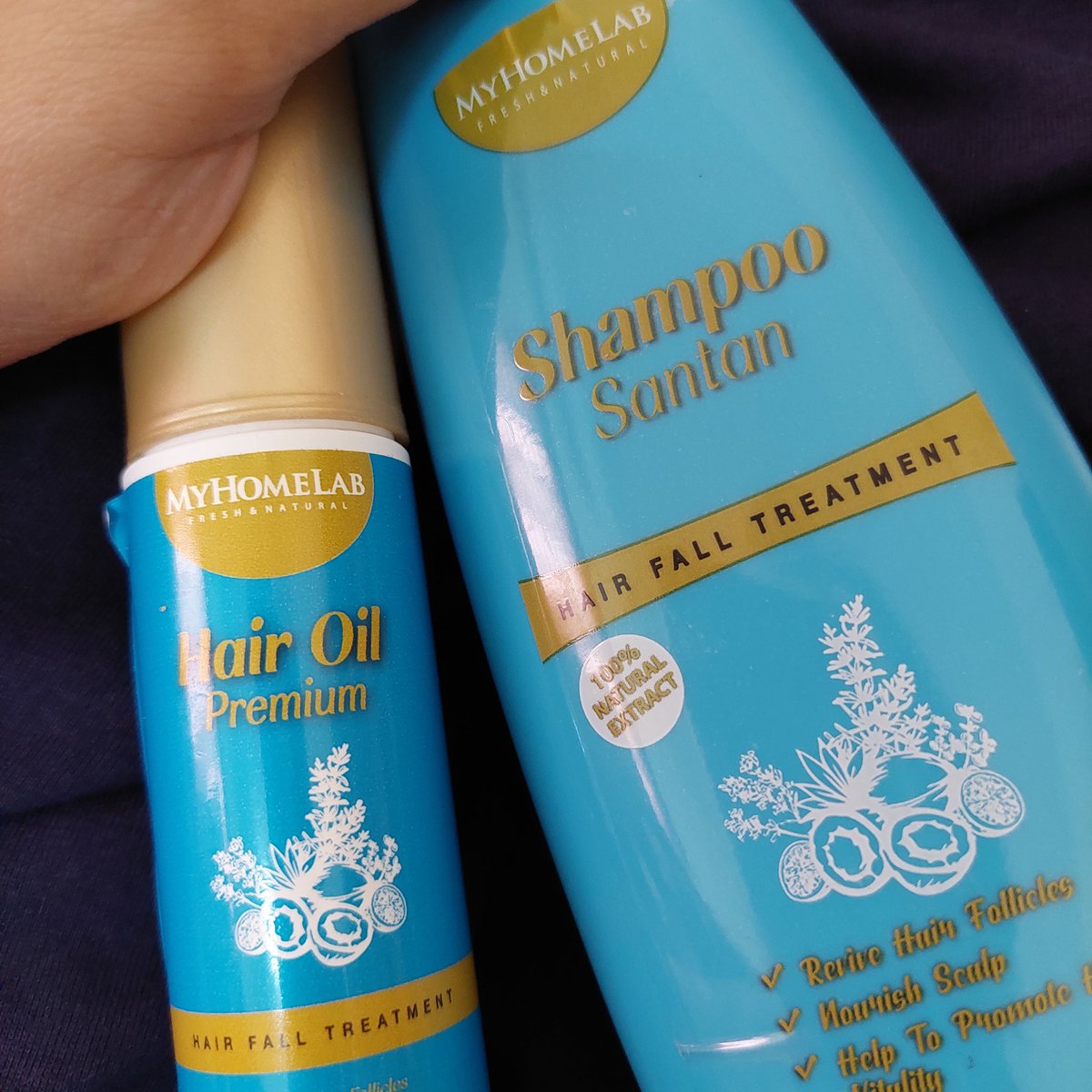 bywafazainal's tweet photo. If you dont want yr baju raya full with snow like dust (read:dandruff), i suggest you this🤝

This case sbb lack moisture so,

Shampoo santan - alcohol, sulfate free. Not drying, very gentle for scalp
Hair oil - moisturising, tk melekit or too oily, cepat serap

Thank me later🥰 https://t.co/nIZ7FdIZ2S