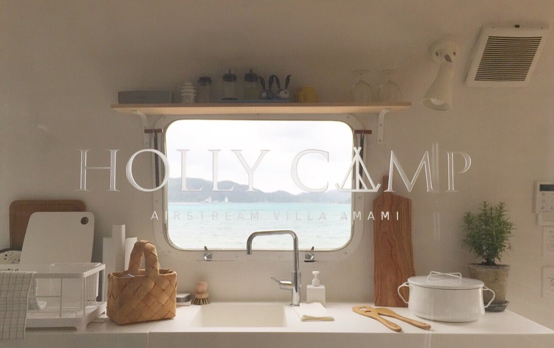 _bobi73's tweet photo. 奄美大島のHOLLY CAMP
1日1組限定のトレーラーハウス。宿の前がプライベートビーチみたいになっていて、昼は海で遊んで、夜はBBQしながらプロジェクターで映画を見て、、、非日常が味わえる素敵な宿だった🍃！また絶対泊まりに行く https://t.co/wO3WzfJ8Sz