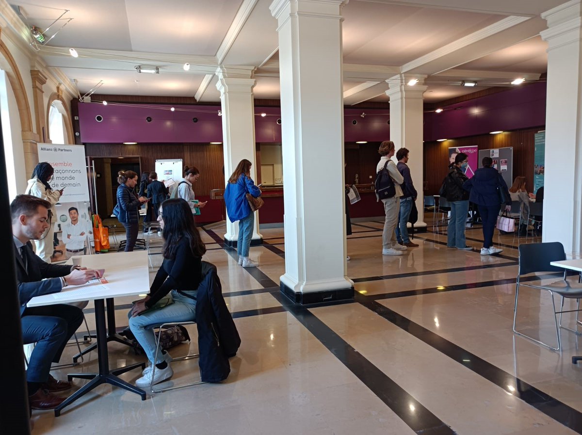 accessparisidf's tweet photo. Seconde journée du Forum Jobs d'été à la @ciup_fr ! 12 employeurs sont présents aujourd'hui ; venez avec plusieurs CV ! https://t.co/v3bMcw04Tj