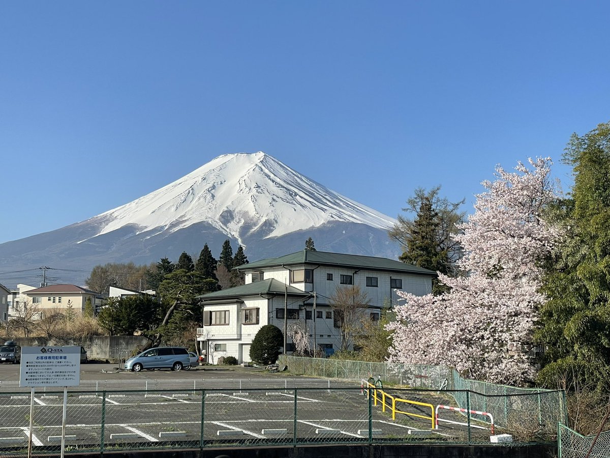 内の は を迎えております！仕事終わりに下吉田駅近くの に行ってきました。 の絶景で有名な と違う神社ですが、こちらの桜も負けてません！ 先日発売の は小室浅間神社で祈祷して頂いてます。 ht