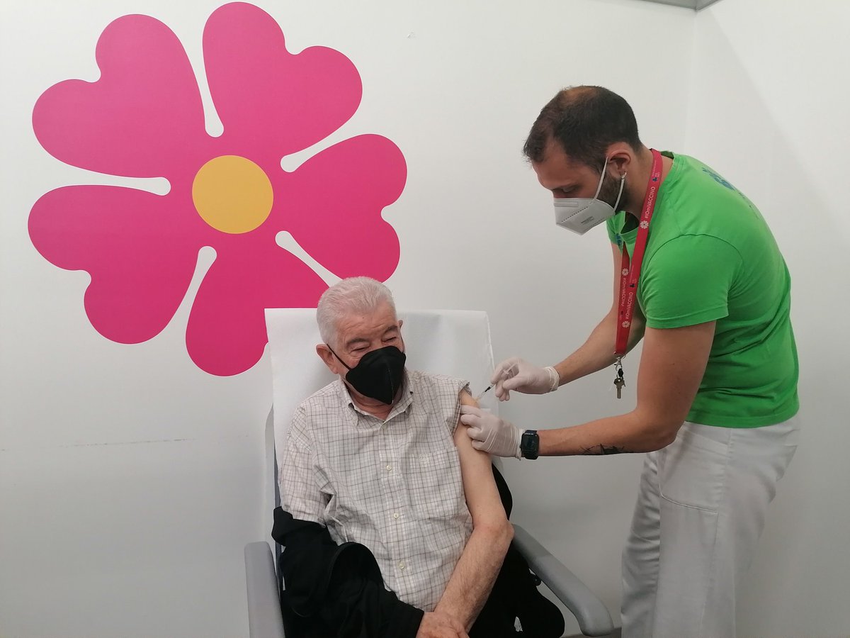 AslRieti's tweet photo. COVID:  Il signor Francesco, 81 anni, residente a Rieti, é tra i primi over 80 che la Asl di Rieti ha vaccinato con la #quartadose, questa mattina presso il centro ex Bosi. L'azienda, contestualmente, procederà con la somministrazione anche nelle RSA del territorio.
#aslrieti https://t.co/qSz9vN7bRr