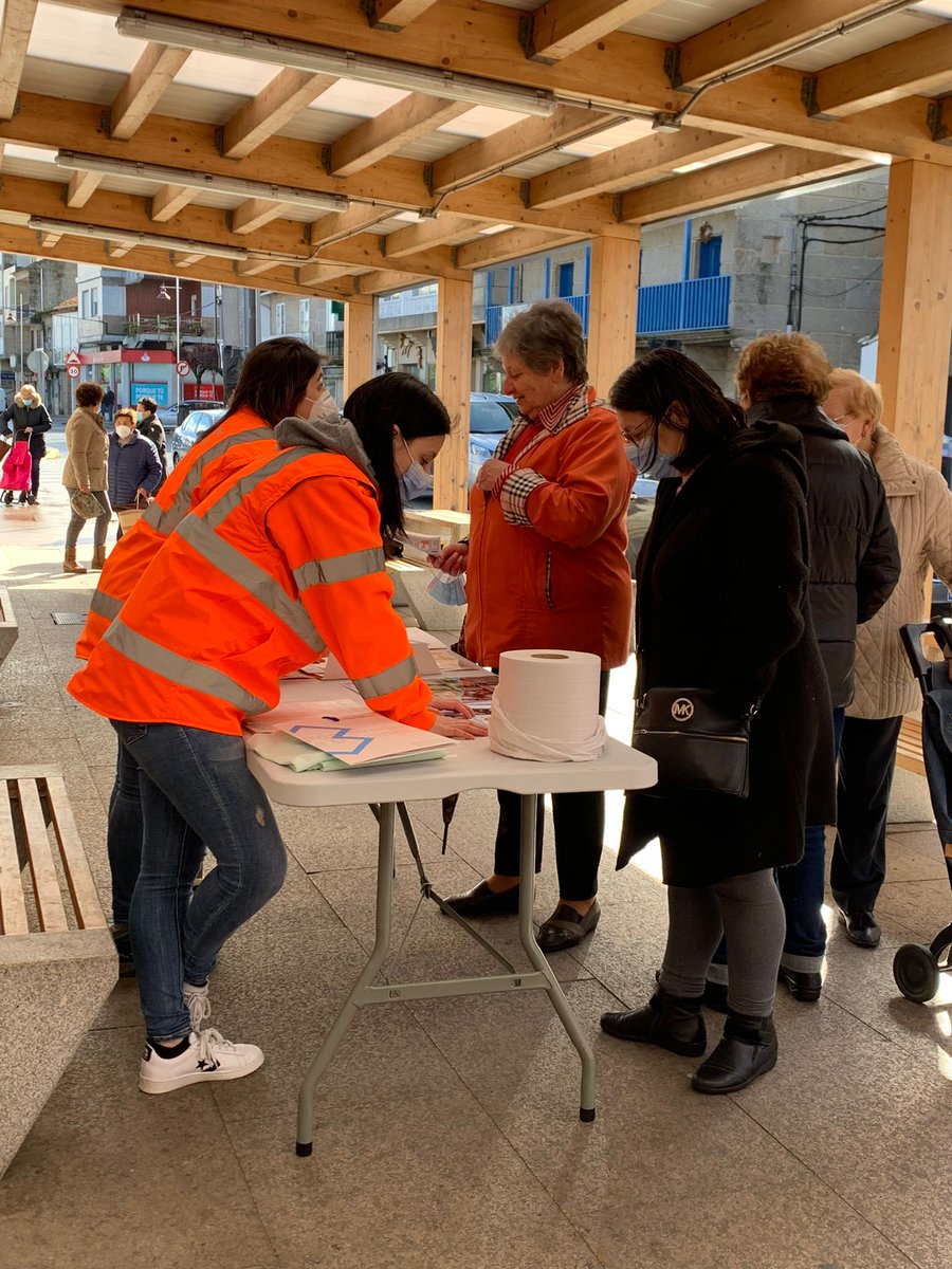 centrosaudebueu's tweet photo. A pie de Mercado  nuestros #EIR y #MIR y la Dra Irene Pardo promocionando SALUD. 
#DiaDeLaAtencionPrimaria 
#somosCSBueu
#Bueumola https://t.co/azZmOce1j2