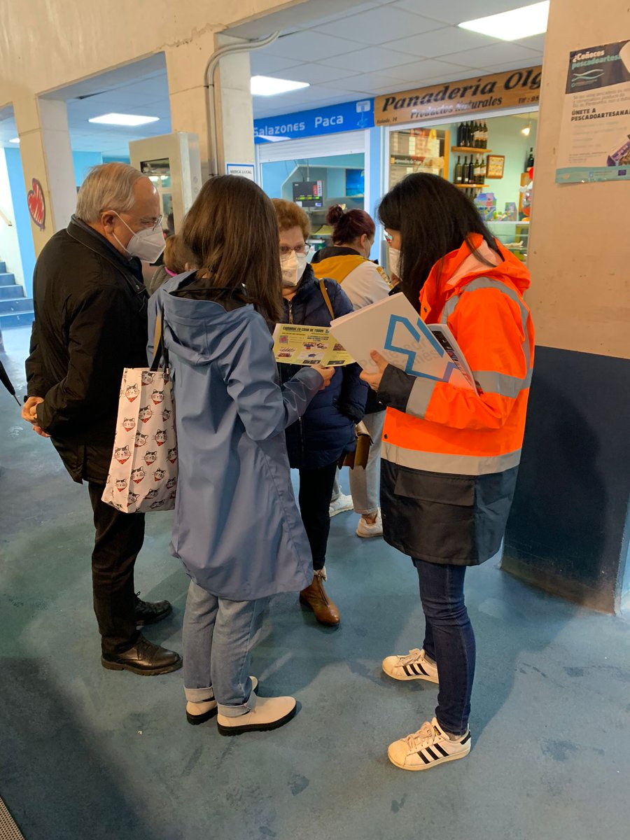 centrosaudebueu's tweet photo. A pie de Mercado  nuestros #EIR y #MIR y la Dra Irene Pardo promocionando SALUD. 
#DiaDeLaAtencionPrimaria 
#somosCSBueu
#Bueumola https://t.co/azZmOce1j2