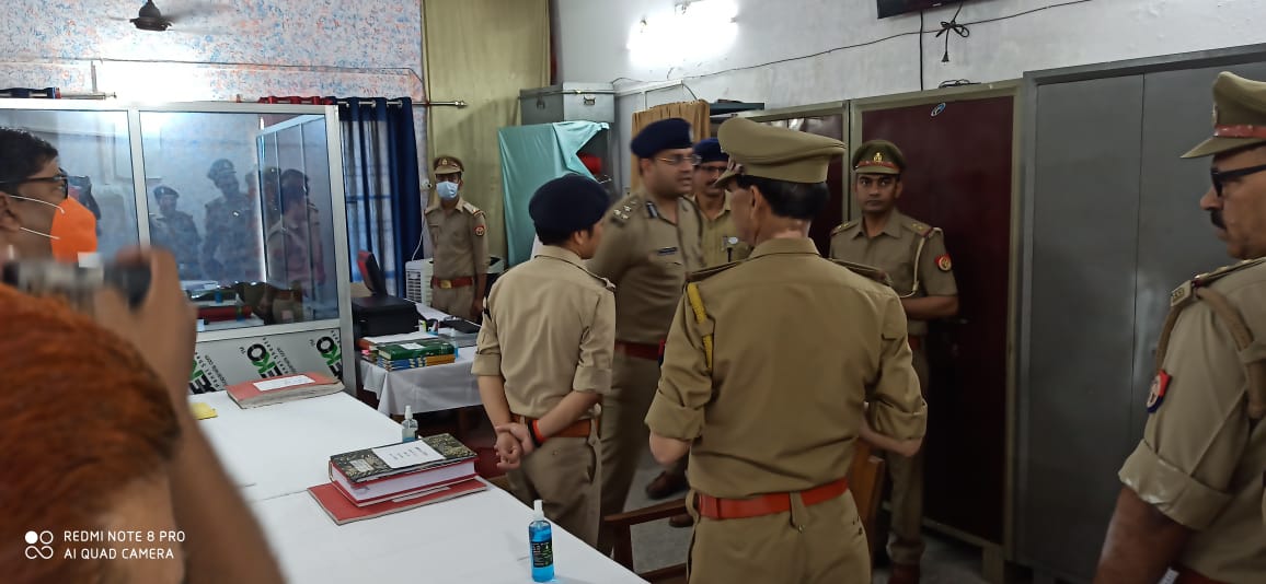 balrampurpolice's tweet photo. #वार्षिक_निरीक्षण_2022
#Digdevipatan महोदय द्वारा पु0कार्यालय बलरामपुर के वि0शाखाओं प्रधान लिपिक शाखा,आंकिक,पासपोर्ट,IGRS,कोरोना,V.I.P.सेल, जनसूचना सेल,सम्मन सेल,सोशल मीडिया सेल,मानीटरिंग सेल, LIU,यू0पी0-112 शाखा आदि का वार्षिक निरीक्षण कर आवश्यक दिशार्निदेश दिए।
#BalrampurPolice https://t.co/NgqxBcyjod