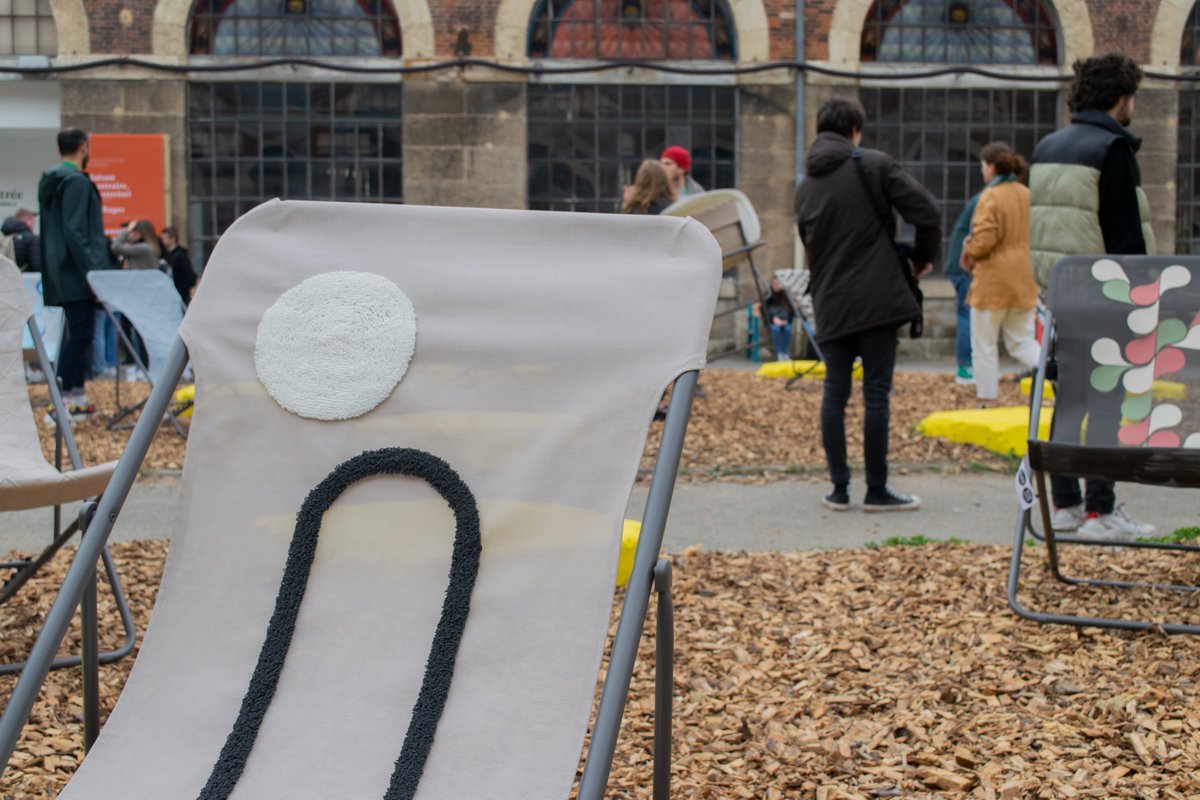 Quinze chiliennes originales conçues par les étudiants de l'#ESDMAA, à partir de matériaux de second choix de l'entreprise <a href="/SergeFerrari/">Serge Ferrari</a> et de structures tubulaires de l'entreprise <a href="/LafumaMobilier/">LAFUMA MOBILIER</a>.

☀ À retrouver à la <a href="/lacitedudesign/">Cité du design</a> : biennale-design.com/saint-etienne/…