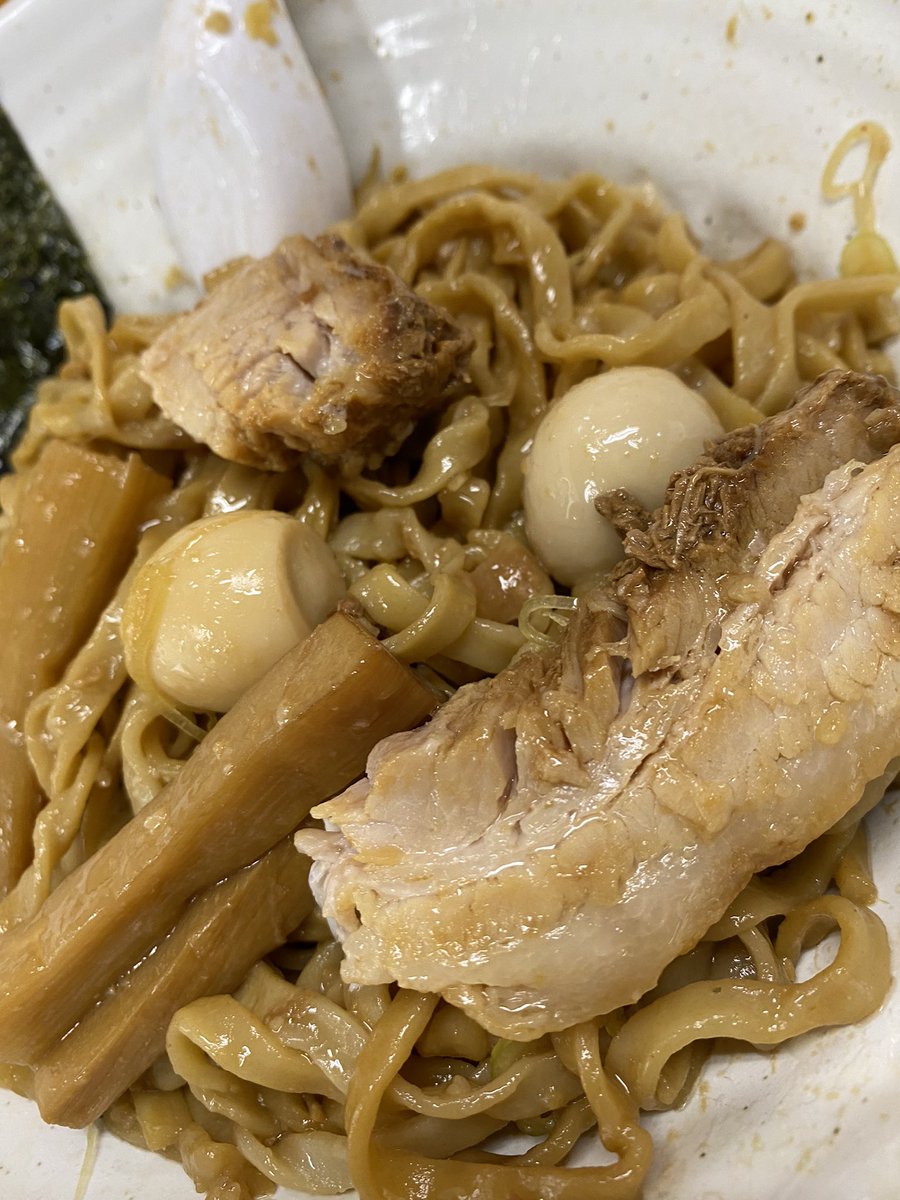 ramen_akanuma's tweet photo. ラーメン赤沼です。

4/13(水)から期間限定で

「油そば」　生卵付き
販売開始します。🐔🐽
☝️野菜マシ増し不可

尚このツイをリツイートで‼️
「追い飯」(70g)を無料サービスさせていただきます🍚※油そばご注文の方のみ※
(食券を渡す際、リツイートした画面を提示してください。)

是非どうぞ‼︎🍜 https://t.co/qequHDMGoJ