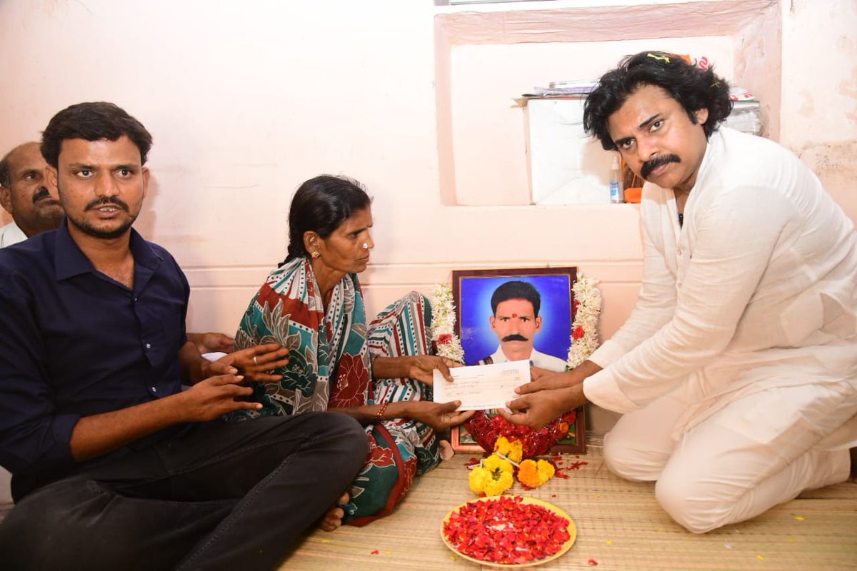JanaSenaParty's tweet photo. సాగు నష్టాలు,ఆర్ధిక ఇబ్బందులతో ఇటీవల ఆత్మహత్యకు పాల్పడిన కౌలు రైతు శ్రీ కలుగురి రామకృష్ణ కుటుంబాన్ని జనసేన పార్టీ అధ్యక్షులు శ్రీ @PawanKalyan గారు పరామర్శించారు.అనంతపురం జిల్లాధర్మవరం నియోజకవర్గం బత్తలపల్లిలో ఆయన ఇంటికి వెళ్లి కుటుంబాన్ని ఓదార్చారు. 
#JanaSenaRythuBharosaYatra https://t.co/LGyn4LJeqD